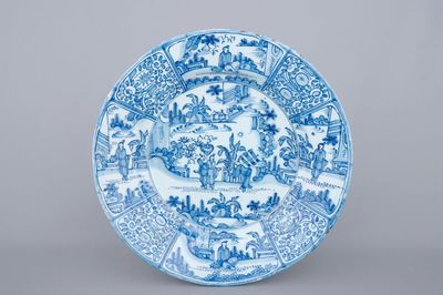 Un très grand plat en faïence de Francfort bleu et blanc, 17ème siècle