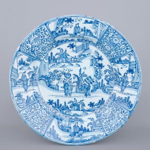 Un très grand plat en faïence de Francfort bleu et blanc, 17ème siècle — photo 1