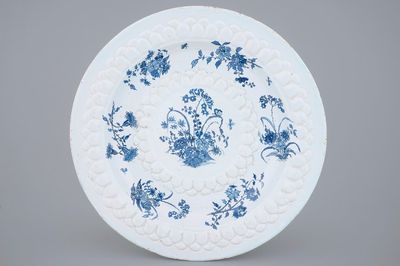 Un très grand plat en faïence française décoré d'une chinoiserie florale, prob. Marseille, 17ème