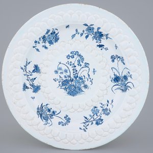 Un très grand plat en faïence française décoré d'une chinoiserie florale, prob. Marseille, 17ème — photo 1