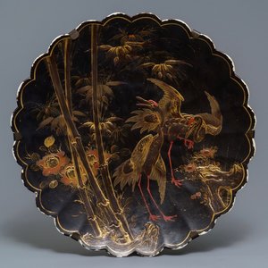 Un très grand plat en porcelaine Arita surdécoré en laque doré, Japon, Edo, 17/18ème — photo 1