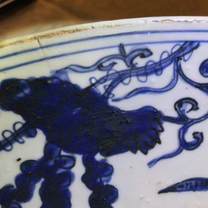 Un très grand plat en porcelaine de Chine bleu et blanc à décor d'un dragon, Jiajing — photo 11