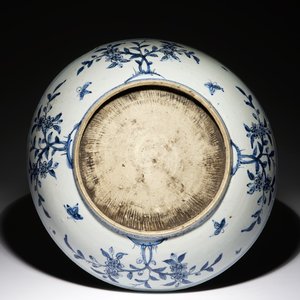 Un très grand plat en porcelaine de Chine bleu et blanc à décor d'un dragon, Jiajing — photo 2