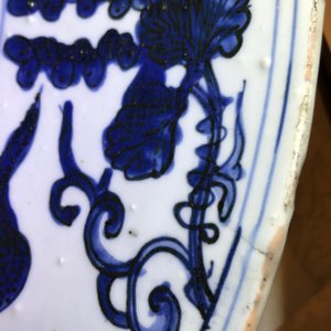 Un très grand plat en porcelaine de Chine bleu et blanc à décor d'un dragon, Jiajing — photo 3