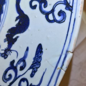 Un très grand plat en porcelaine de Chine bleu et blanc à décor d'un dragon, Jiajing — photo 4