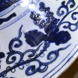 Un très grand plat en porcelaine de Chine bleu et blanc à décor d'un dragon, Jiajing — photo 5