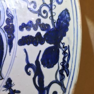 Un très grand plat en porcelaine de Chine bleu et blanc à décor d'un dragon, Jiajing — photo 6