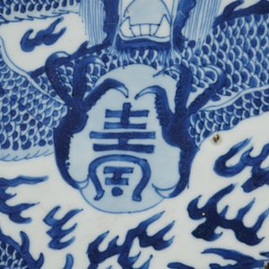 Un très grand plat en porcelaine de Chine bleu et blanc à décor d'un dragon, Kangxi — photo 11