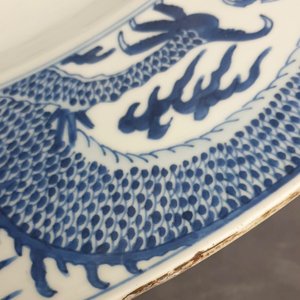 Un très grand plat en porcelaine de Chine bleu et blanc à décor d'un dragon, Kangxi — photo 14