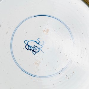Un très grand plat en porcelaine de Chine bleu et blanc à décor d'un dragon, Kangxi — photo 3