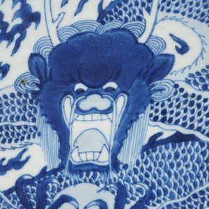 Un très grand plat en porcelaine de Chine bleu et blanc à décor d'un dragon, Kangxi — photo 10