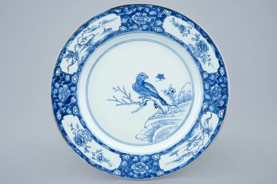 Un très grand plat en porcelaine de Chine bleu et blanc à décor d'un faucon, Kangxi