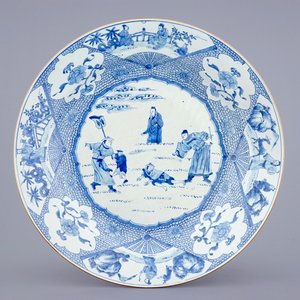 Un très grand plat en porcelaine de Chine bleu et blanc à décor d'une punition physique, Yongzheng/Qianlong — photo 1
