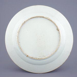 Un très grand plat en porcelaine de Chine bleu et blanc à décor d'une punition physique, Yongzheng/Qianlong — photo 2