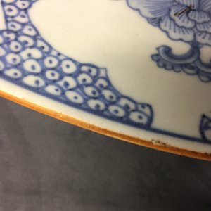 Un très grand plat en porcelaine de Chine bleu et blanc à décor d'une punition physique, Yongzheng/Qianlong — photo 3