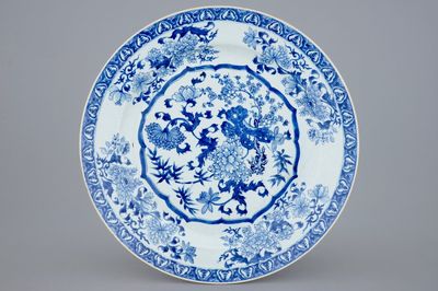 Un très grand plat en porcelaine de Chine bleu et blanc à décor floral très fin, Qianlong, 18ème