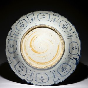 Un très grand plat en porcelaine de Chine bleu et blanc aux canards mandarins, Wanli — photo 2