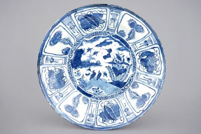Un très grand plat en porcelaine de Chine bleu et blanc de type Kraak, 17ème