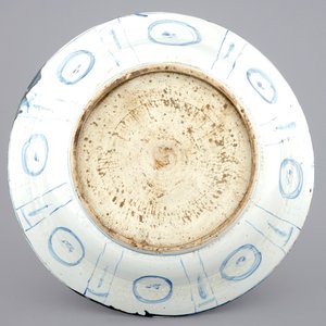 Un très grand plat en porcelaine de Chine bleu et blanc de type Kraak, 17ème — photo 3
