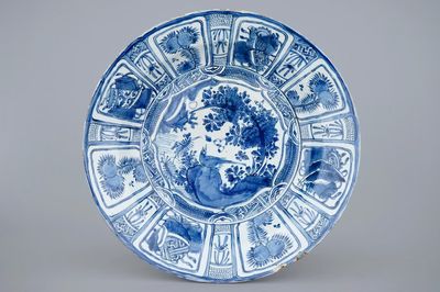 Un très grand plat en porcelaine de Chine bleu et blanc de type Kraak, Wanli, 1573-1619