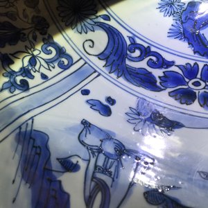 Un très grand plat en porcelaine de Chine bleu et blanc de type Kraak, Wanli — photo 11