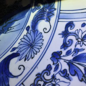 Un très grand plat en porcelaine de Chine bleu et blanc de type Kraak, Wanli — photo 13