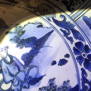 Un très grand plat en porcelaine de Chine bleu et blanc de type Kraak, Wanli — photo 5