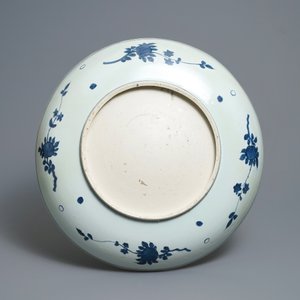 Un très grand plat en porcelaine de Chine en bleu et blanc à décor d'un paysage, Jiajing — photo 2