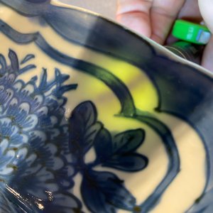 Un très grand plat en porcelaine de Chine en bleu et blanc de type kraak à décor d'un animal mythique, Wanli — photo 5