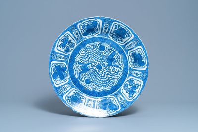 Un très grand plat en porcelaine de Chine en bleu et blanc de type kraak à décor de phénix, Wanli