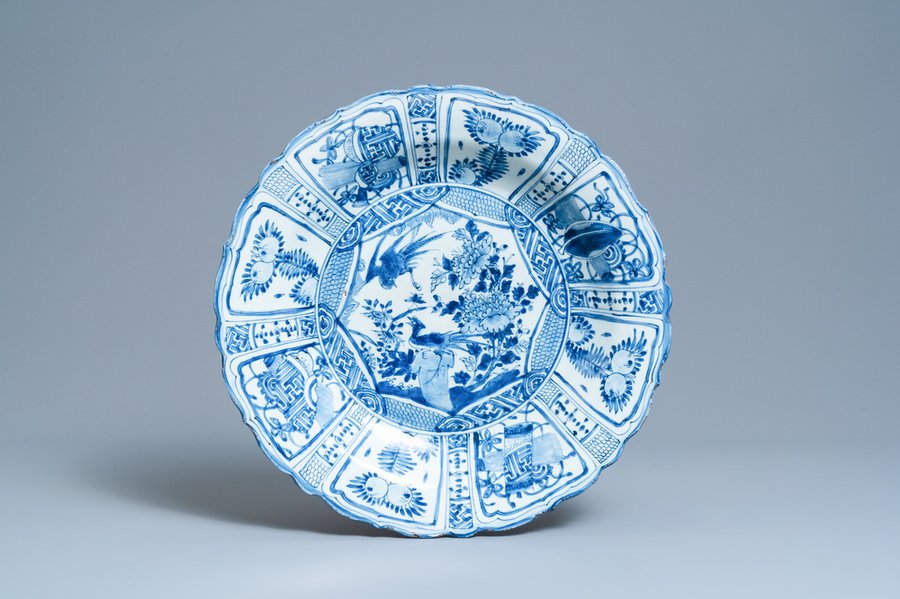 Un très grand plat en porcelaine de Chine en bleu et blanc de type kraak à décor d'oiseaux, Wanli — photo 1