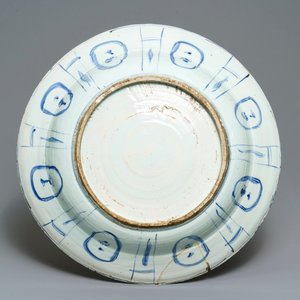 Un très grand plat en porcelaine de Chine en bleu et blanc de type kraak, Wanli — photo 2