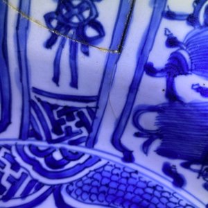 Un très grand plat en porcelaine de Chine en bleu et blanc de type kraak, Wanli — photo 4