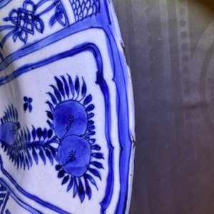 Un très grand plat en porcelaine de Chine en bleu et blanc de type kraak, Wanli — photo 9