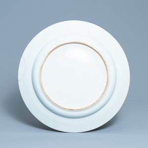 Un très grand plat en porcelaine de Chine famille rose à décor du 'Général Yang et Mu Guiying', Kangxi/Yongzheng — photo 2