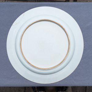 Un très grand plat en porcelaine de Chine famille rose à décor du 'Général Yang et Mu Guiying', Kangxi/Yongzheng — photo 4