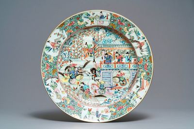 Un très grand plat en porcelaine de Chine famille rose à décor du 'Général Yang et Mu Guiying', Kangxi/Yongzheng