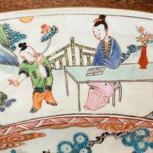 Un très grand plat en porcelaine de Chine famille rose à décor du 'Général Yang et Mu Guiying', Kangxi/Yongzheng — photo 8