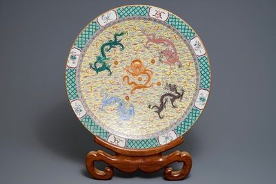 Un très grand plat en porcelaine de Chine famille rose, marque de Qianlong, 20ème