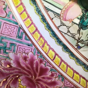Un très grand plat en porcelaine de Chine famille rose, Yongzheng — photo 14