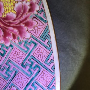 Un très grand plat en porcelaine de Chine famille rose, Yongzheng — photo 17