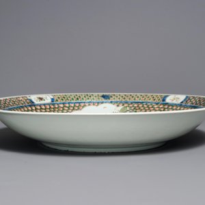 Un très grand plat en porcelaine de Chine famille verte, 19ème — photo 3