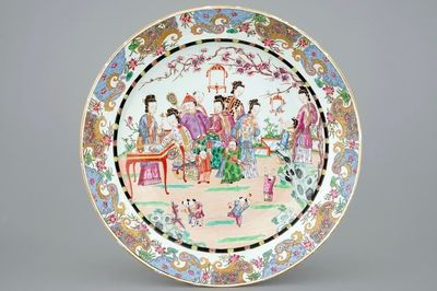 Un très grand plat en porcelaine de style famille rose, Samson, Paris, 19ème