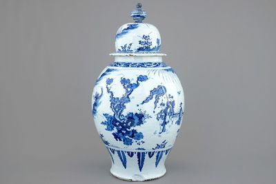 Un très grand vase au décor de chinoiserie en faïence de Nevers, 17ème