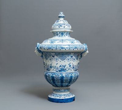 Un très grand vase couvert en faïence de Delft en bleu et blanc, 19ème