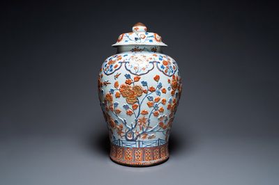 Un très grand vase couvert en porcelaine de Chine de style Imari à décor floral appliqué, Kangxi