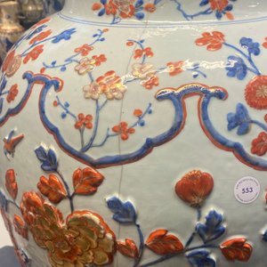 Un très grand vase couvert en porcelaine de Chine de style Imari à décor floral appliqué, Kangxi — photo 18