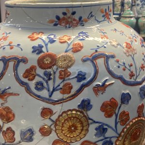 Un très grand vase couvert en porcelaine de Chine de style Imari à décor floral appliqué, Kangxi — photo 20
