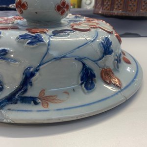 Un très grand vase couvert en porcelaine de Chine de style Imari à décor floral appliqué, Kangxi — photo 28