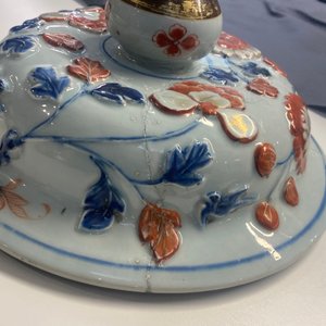 Un très grand vase couvert en porcelaine de Chine de style Imari à décor floral appliqué, Kangxi — photo 29